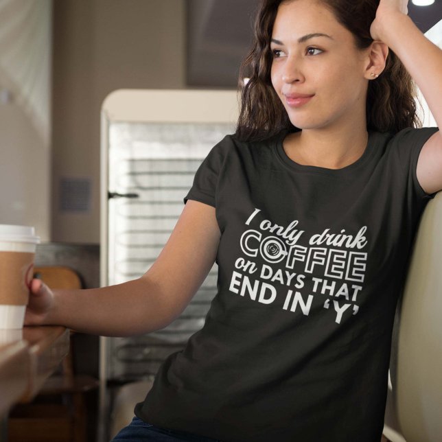 Camiseta Solo bebo café (I Only Drink Coffee On Days That End In 'Y' Shirt)