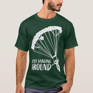 Camiseta Sólo colgando alrededor de divertida paracaidista,