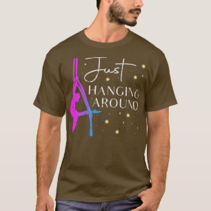 Camiseta Sólo colgando alrededor del bailarín aéreo de seda