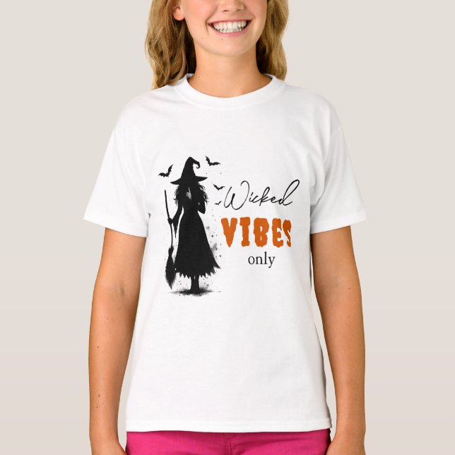 Camiseta "Solo con vibraciones malvadas" - Bruja negra de H (Anverso)