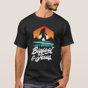 Camiseta Sólo creo en el pie de la cama Jesús Funny Sasquat
