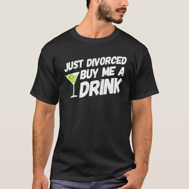 Camiseta Sólo Divorciado Me Compra Una Bebida Hombres Fiest (Anverso)