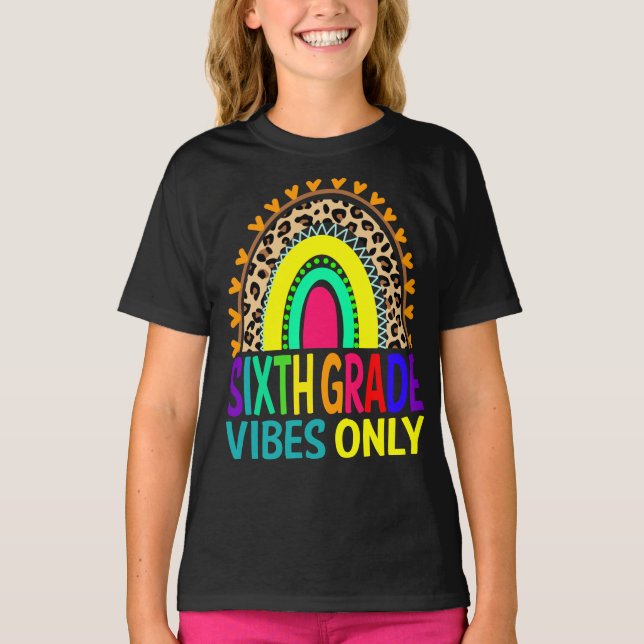 Camiseta Solo el leopardo arcoiris de sexto grado vibes (Anverso)