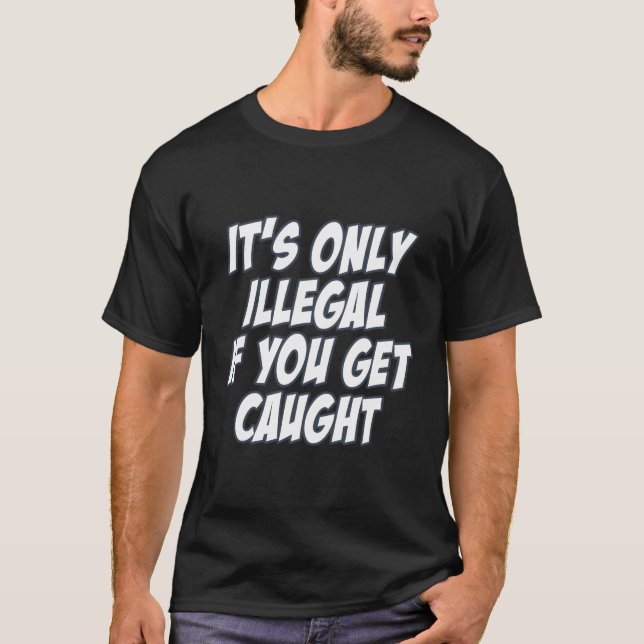Camiseta Solo Es Ilegal Si Te Captan Chiste Sarcasmo. (Anverso)