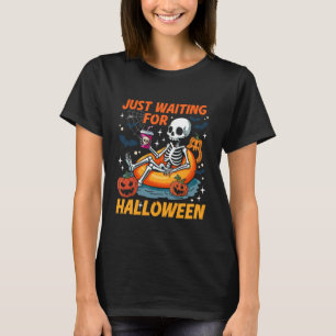 Camiseta Solo Esperando La Calabaza De Halloween Esqueleto