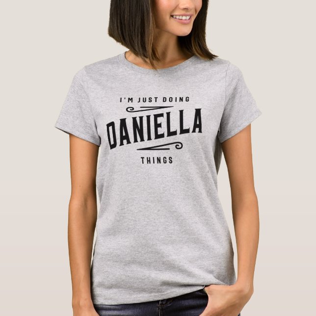 Camiseta Solo estoy haciendo cosas de Daniella nombre perso (Anverso)