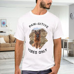 Camiseta Sólo fotos de perros con vibración<br><div class="desc">Para una camiseta de color blanco/claro. Texto negro. ¡Por un amante de los perros! Personaliza y agrega una foto de tu perro. Texto: Sólo vibraciones sensibles a la traza.</div>
