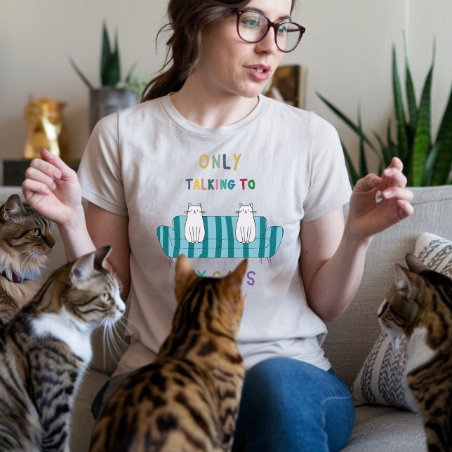 Camiseta Sólo hablando con mis gatos el amante del gato hoy (Subido por el creador)