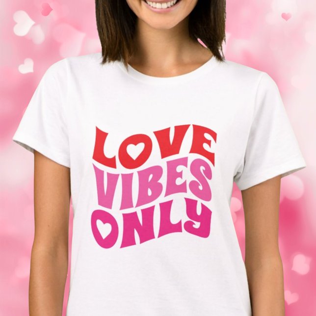 Camiseta Sólo las vibraciones de amor Tipografía rosa roja  (Subido por el creador)
