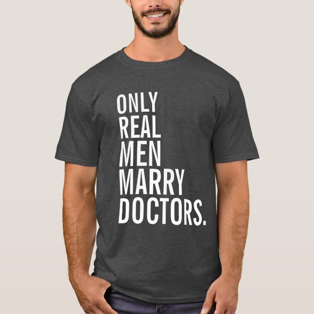Camiseta Sólo los hombres de verdad se casan con Médicos (Anverso)