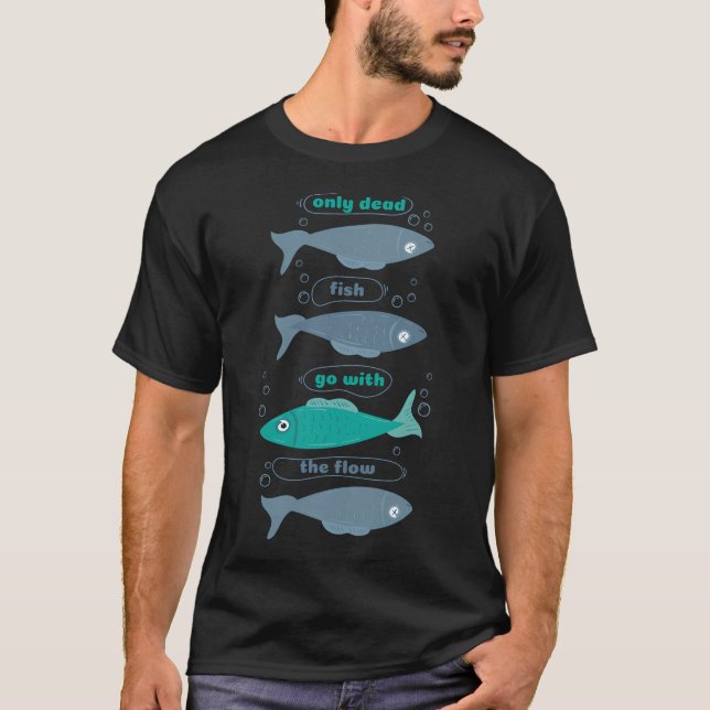 Camiseta Sólo los peces muertos van con la corriente (Anverso)