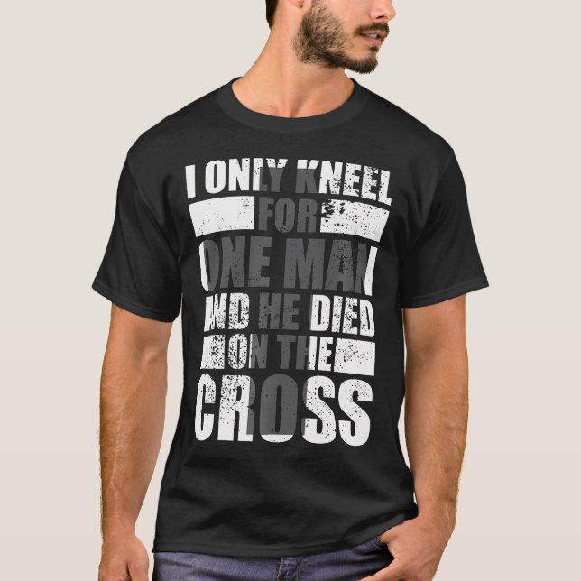Camiseta Solo Me Arrojé Por Un Hombre Cruzando Jesucristo (Anverso)