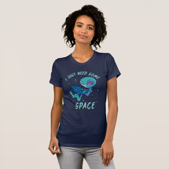 Camiseta Solo necesito algo de espacio ajeno con portátil (Anverso completo)