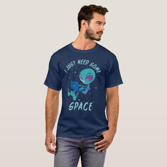 Camiseta Solo necesito algo de espacio ajeno con portátil (Anverso completo)