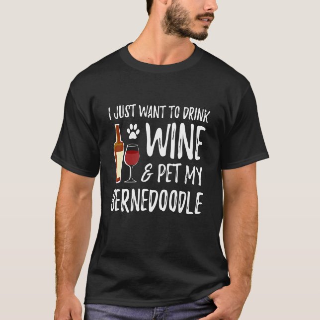 Camiseta Solo Quiero Beber Vino Y Mascota Mi Bernedoodle (Anverso)