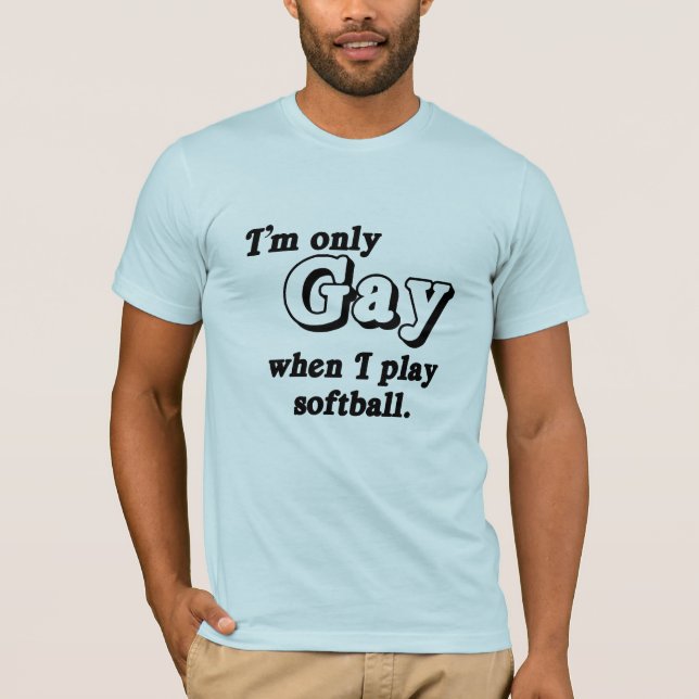 Camiseta Solo soy gay cuando juego softball .png (Anverso)