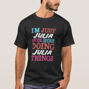 Camiseta Solo soy Julia aquí haciendo cosas de Julia Nombre