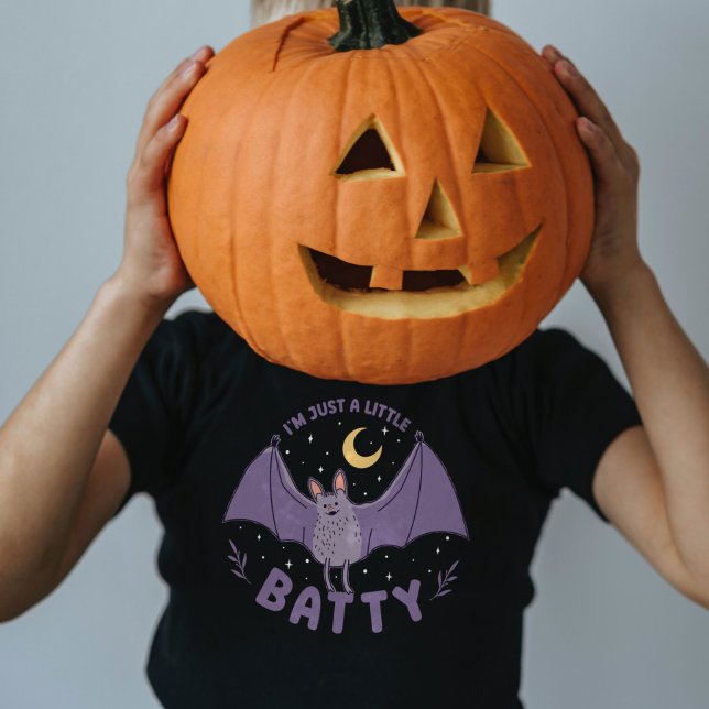 Camiseta Solo soy un poco divertido bollo de Halloween (I'm Just A Little Batty Funny Halloween Bat Pun T-Shirt)