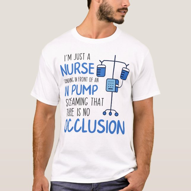 Camiseta Solo soy una enfermera parada frente a una bomba i (Anverso)