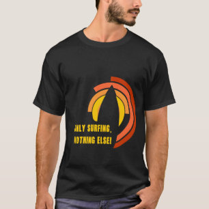 Camiseta Solo Surfear Nada Más Negrita Retro Tabla de Surf