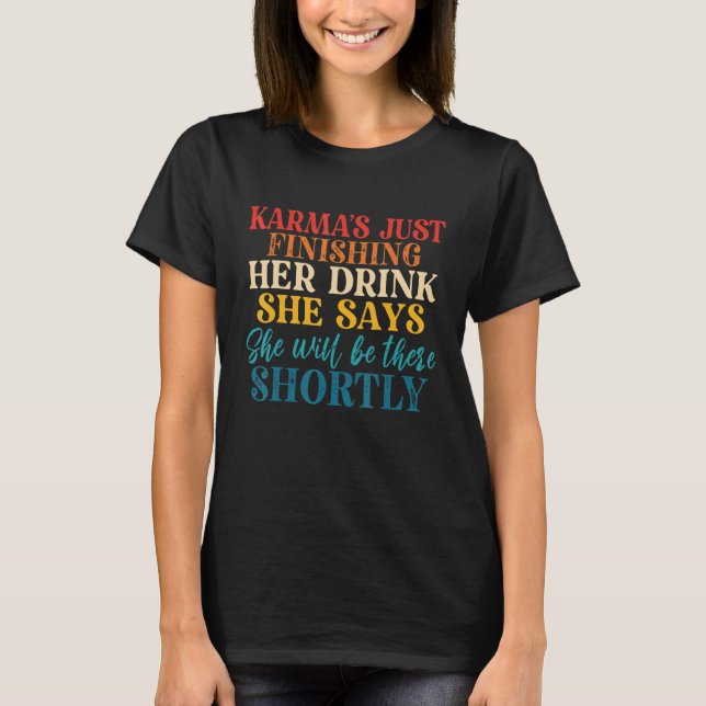 Camiseta Sólo Terminando Su Bebida Dice Que Ella Estará All (Anverso)
