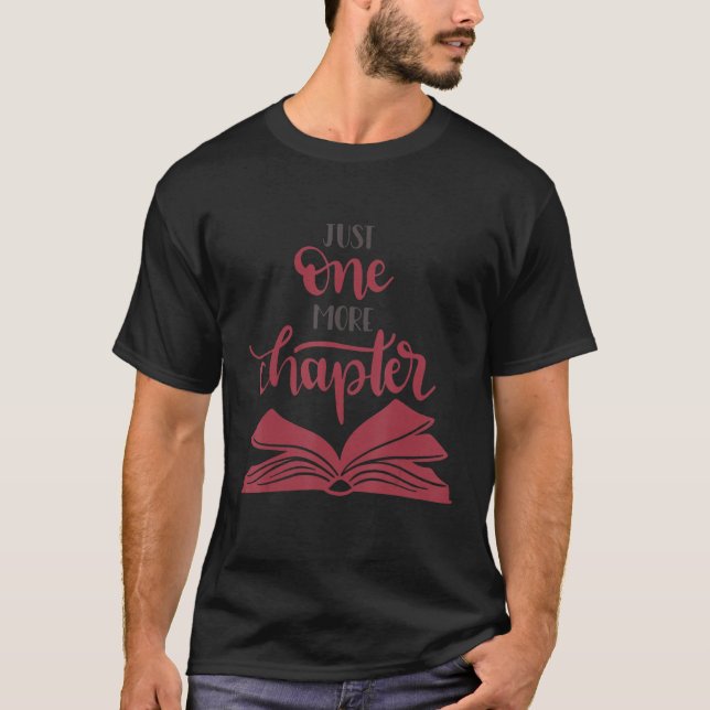 Camiseta Sólo un capítulo más leyendo libro sobre bibliotec (Anverso)