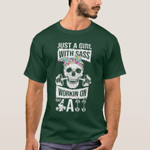 Camiseta Sólo un Chica con un culo trabajando en una camise