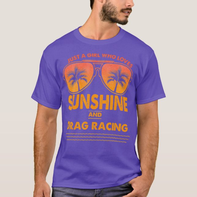 Camiseta Solo Un Chica Que Ama El Sol Y Arrastra Carreras (Anverso)
