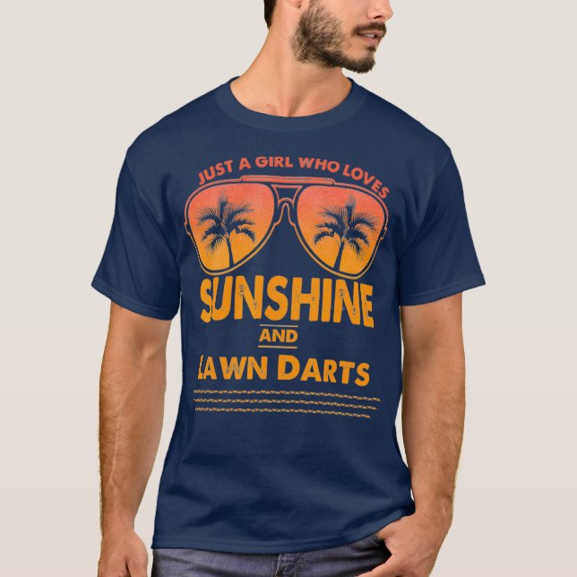 Camiseta Sólo Un Chica Que Ama La Luz Del Sol Y Los Dardos  (Anverso)