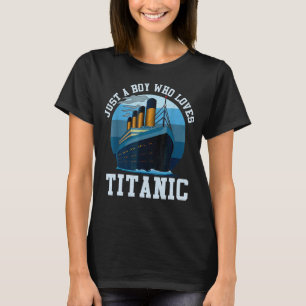 Camiseta Solo Un Niño Que Ama El Buque Titanic Clásico Tita