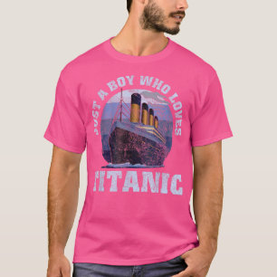 Camiseta Solo Un Niño Que Ama El Buque Titanic Clásico Tita
