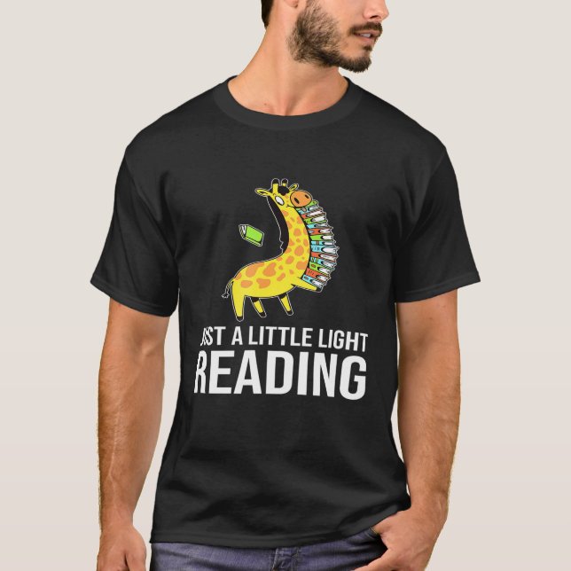 Camiseta Sólo un poco de luz leyendo la jirafa con libros p (Anverso)