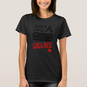 Camiseta Solo Una Chica Enamorada De Una Enfermera Clínica