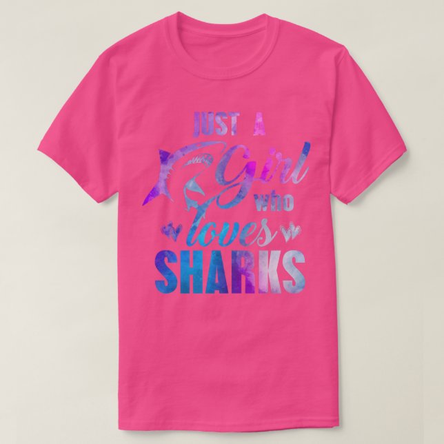 CAMISETA SÓLO UNA CHICA QUE AMA A LOS TIBURONES, A LAS MADR (Diseño del anverso)