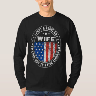 Camiseta Solo una esposa regular cría liberales bandera est
