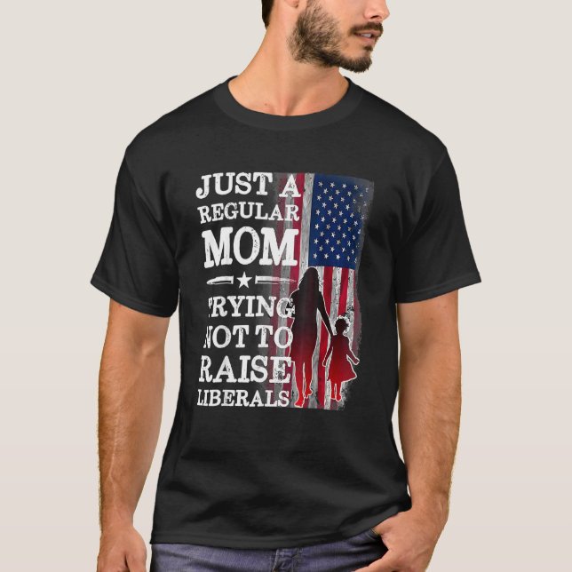 Camiseta Sólo Una Mamá Regular Intenta No Criar Liberales (Anverso)