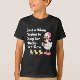 Camiseta Solo una mamá tratando de mantener a sus patos en
