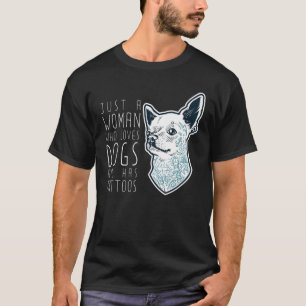 Camiseta Sólo Una Mujer Que Ama A Los Perros Y Tiene Tatuaj