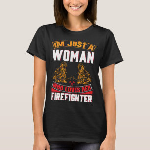 Camiseta Solo una mujer que ama a su novio bombero bombero