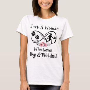 Camiseta sólo una mujer que ama los perros y el baloncesto,