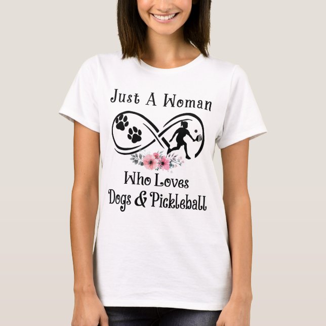 Camiseta sólo una mujer que ama los perros y el baloncesto, (Anverso)