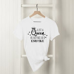 Camiseta Sólo una reina construyendo su empire cita negra<br><div class="desc">Este fabuloso diseño de camisetas blancas para sus funciones "Sólo una reina construyendo su imperio",  una cita divertida y inspiradora,  en negro. Una corona y estrellas acentúan el diseño tipográfico elegante. Hace un gran regalo para un experto en DIY,  propietario de una pequeña empresa o empresario.</div>