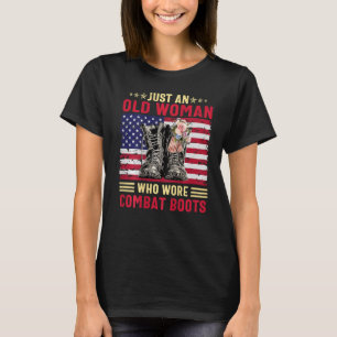 Camiseta Sólo Una Vieja Que Llevaba Bots De Combate