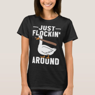 Camiseta Solo Viajando Por La Gansa Con Un Geese De Basura