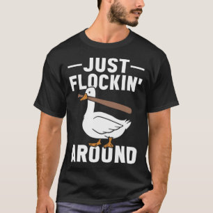 Camiseta Solo Viajando Por La Gansa Con Un Geese De Basura