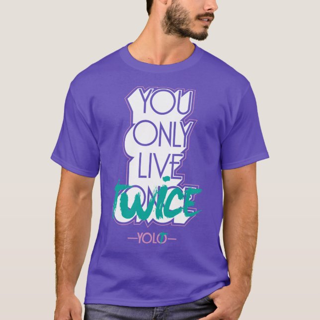 Camiseta Solo Vives Dos Estúpidos Tee Raro Gracioso (Anverso)
