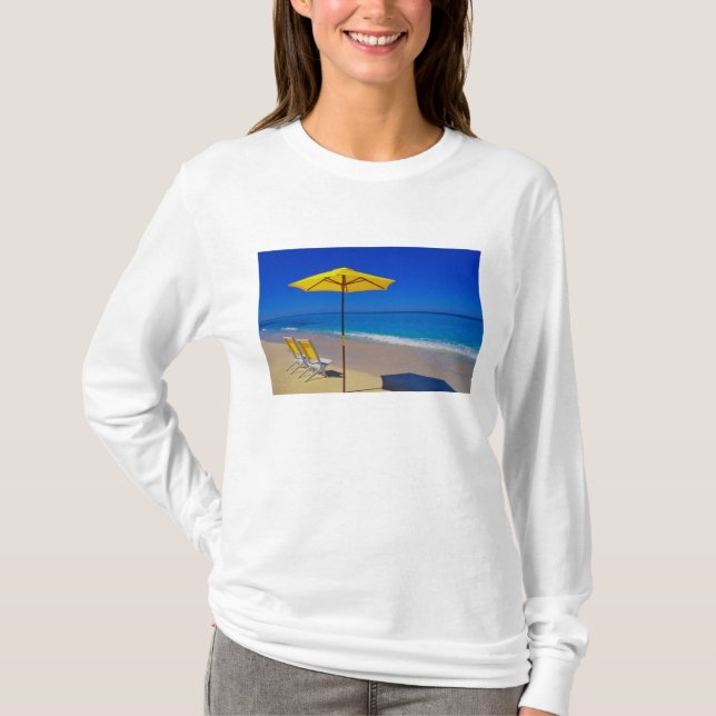 Camiseta Sombrilla de playa amarilla y sillas en impecable (Anverso)