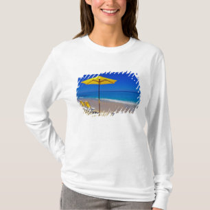 Camiseta Sombrilla de playa amarilla y sillas en prístino