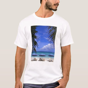 Camiseta sombrillas en la playa, St. Maarten, Caribe