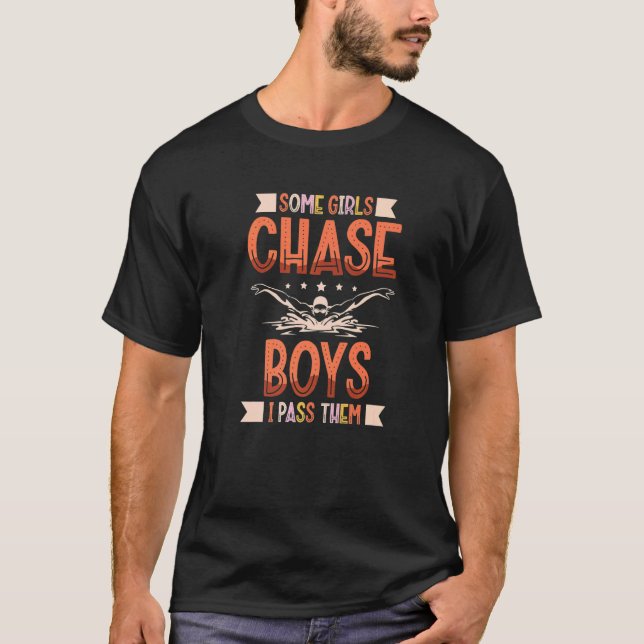 Camiseta Some Girls Chase Boys I Pass Them Swimmer Women Sw (Anverso)